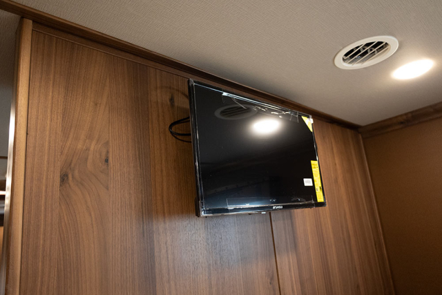 TV in Gooseneck in LL8X18BBSRB Laramie Edition Livestock Trailer | Lakota Trailers