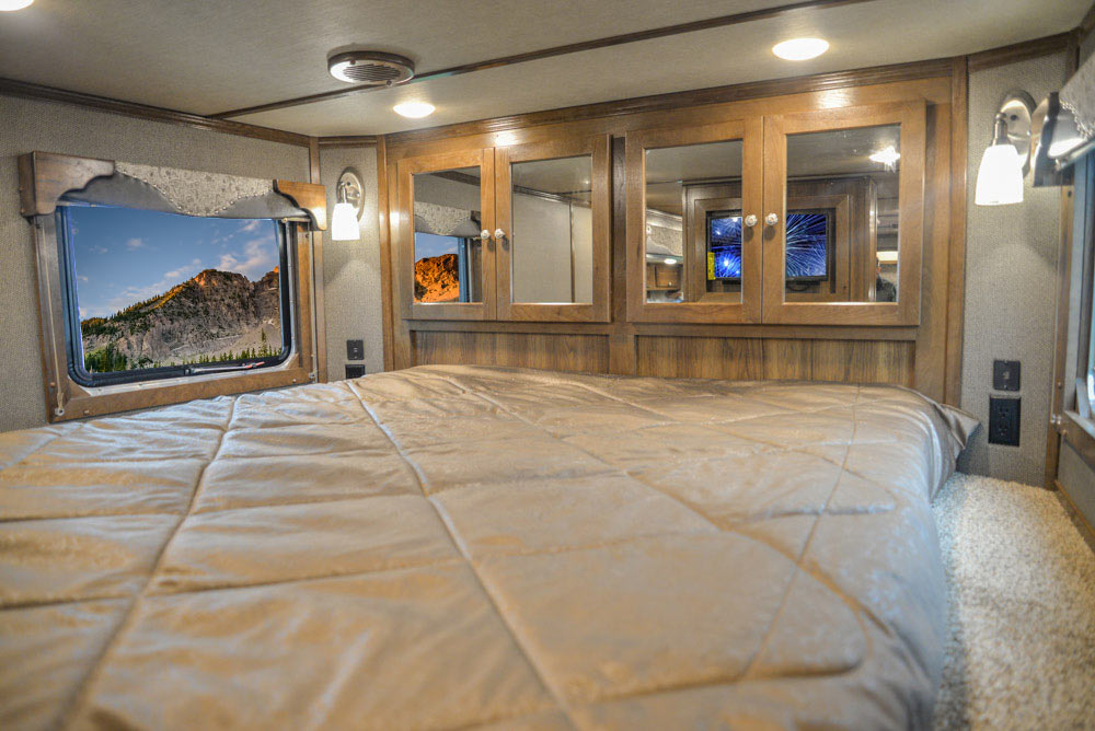 Bed in Gooseneck in SLE8X18SCEB Laramie Edition Livestock Trailer | SMC Trailers